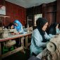 Ibu-ibu di Muara Angke tengah mengikuti kegiatan di Rumah Jahit, salah satu program CSR PLN Nusantara Power untuk memberdayakan perempuan di sekitar Unit Pembangkitan Muara Karang.