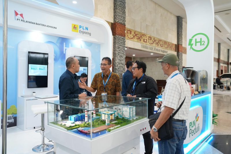 Subholding PT PLN Energi Primer Indonesia (PLN EPI) menegaskan komitmennya sebagai motor utama transisi energi nasional dengan menghadirkan experience booth transisi energi dalam ajang Global Hydrogen Ecosystem Summit & Exhibition (GHES) 2025 yang berlangsung pada 15–17 April 2025 di Jakarta Convention Center.