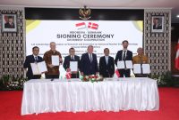 Frank Sine, Senior Vice President Global Development Asia Pacific Vestas (kedua dari kiri) dan Dwi Hartono, Direktur Keuangan dan Manajemen Risiko PLN NP yang juga menjabat sebagai Plt. Direktur Pengembangan Bisnis dan Niaga PLN NP (ketiga dari kiri) menunjukkan naskah nota kesepahaman terkait studi eksplorasi pengembangan pembangkit EBT, seusai ditandatangani pada Senin (21/4) di Jakarta.