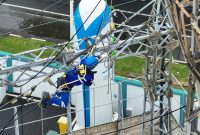 Ilustrasi petugas PLN secara rutin melakukan pemeliharaan infrastruktur guna menjaga keandalan pasokan listrik bagi masyarakat.