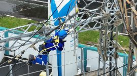 Ilustrasi petugas PLN secara rutin melakukan pemeliharaan infrastruktur guna menjaga keandalan pasokan listrik bagi masyarakat.