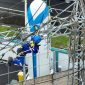 Ilustrasi petugas PLN secara rutin melakukan pemeliharaan infrastruktur guna menjaga keandalan pasokan listrik bagi masyarakat.