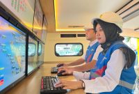 Ilustrasi petugas PLN sedang bersiaga memantau kondisi sistem kelistrikan menggunakan mini scada mobile.