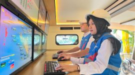 Ilustrasi petugas PLN sedang bersiaga memantau kondisi sistem kelistrikan menggunakan mini scada mobile.