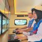 Ilustrasi petugas PLN sedang bersiaga memantau kondisi sistem kelistrikan menggunakan mini scada mobile.