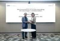 Direktur Group Business Development Telkom Honesti Basyir (kiri) dan Head of Zoom Indonesia, Malaysia, Filipina, dan Vietnam, Ka Yee Chan (kanan) di acara seremoni penandatanganan MoU antara PT Telkom Indonesia (Persero) Tbk (Telkom) dan Zoom Communications, Inc. (Zoom)  yang berlangsung di Telkom Landmark Tower (TLT) Jakarta, beberapa waktu lalu. ( foto Ist )