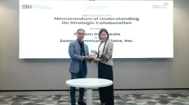 Direktur Group Business Development Telkom Honesti Basyir (kiri) dan Head of Zoom Indonesia, Malaysia, Filipina, dan Vietnam, Ka Yee Chan (kanan) di acara seremoni penandatanganan MoU antara PT Telkom Indonesia (Persero) Tbk (Telkom) dan Zoom Communications, Inc. (Zoom)  yang berlangsung di Telkom Landmark Tower (TLT) Jakarta, beberapa waktu lalu. ( foto Ist )