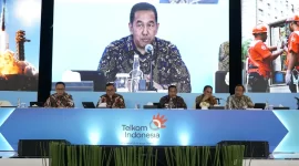kiri ke kanan) SVP Group Sustainability and Corporate Communication Telkom Ahmad Reza, Direktur Human Capital Management Telkom Henry Christiadi, Wakil Direktur Utama Telkom Muhammad Awaluddin, Direktur Wholesale & International Service Telkom Honesti Basyir, dan Direktur Network Telkom Nanang Hendarno pada saat sesi Press Conference RUPST Telkom Tahun Buku 2024, di Jakarta, pada Selasa (27/5).