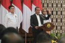 Menteri Energi dan Sumber Daya Mineral (ESDM), Bahlil Lahadalia (tengah) didampingi Direktur Jenderal Ketenagalistrikan Kementerian ESDM, Jisman P. Hutajulu (kiri), dan Direktur Jenderal Energi Baru Terbarukan dan Konservasi Energi Kementerian ESDM, Eniya Listiani Dewi (kanan) saat memaparkan Rencana Usaha Penyediaan Tenaga Listrik (RUPTL) PLN 2025-2034 di Jakarta pada Senin (26/5). Dalam konferensi pers tersebut, Bahlil menyampaikan, total rencana penambahan pembangkit listrik selama 1 dekade ke depan sebesar 69,5 gigawatt (GW) dengan porsi bauran energi baru terbarukan (EBT) dan sistem penyimpanan energi mencapai 76%. Jumlah tersebut sekaligus menjadikan RUPTL 2023-2024 yang paling hijau hingga saat ini.