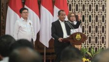 Menteri Energi dan Sumber Daya Mineral (ESDM), Bahlil Lahadalia (tengah) didampingi Direktur Jenderal Ketenagalistrikan Kementerian ESDM, Jisman P. Hutajulu (kiri), dan Direktur Jenderal Energi Baru Terbarukan dan Konservasi Energi Kementerian ESDM, Eniya Listiani Dewi (kanan) saat memaparkan Rencana Usaha Penyediaan Tenaga Listrik (RUPTL) PLN 2025-2034 di Jakarta pada Senin (26/5). Dalam konferensi pers tersebut, Bahlil menyampaikan, total rencana penambahan pembangkit listrik selama 1 dekade ke depan sebesar 69,5 gigawatt (GW) dengan porsi bauran energi baru terbarukan (EBT) dan sistem penyimpanan energi mencapai 76%. Jumlah tersebut sekaligus menjadikan RUPTL 2023-2024 yang paling hijau hingga saat ini.