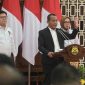 Menteri Energi dan Sumber Daya Mineral (ESDM), Bahlil Lahadalia (tengah) didampingi Direktur Jenderal Ketenagalistrikan Kementerian ESDM, Jisman P. Hutajulu (kiri), dan Direktur Jenderal Energi Baru Terbarukan dan Konservasi Energi Kementerian ESDM, Eniya Listiani Dewi (kanan) saat memaparkan Rencana Usaha Penyediaan Tenaga Listrik (RUPTL) PLN 2025-2034 di Jakarta pada Senin (26/5). Dalam konferensi pers tersebut, Bahlil menyampaikan, total rencana penambahan pembangkit listrik selama 1 dekade ke depan sebesar 69,5 gigawatt (GW) dengan porsi bauran energi baru terbarukan (EBT) dan sistem penyimpanan energi mencapai 76%. Jumlah tersebut sekaligus menjadikan RUPTL 2023-2024 yang paling hijau hingga saat ini.