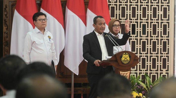 Menteri Energi dan Sumber Daya Mineral (ESDM), Bahlil Lahadalia (tengah) didampingi Direktur Jenderal Ketenagalistrikan Kementerian ESDM, Jisman P. Hutajulu (kiri), dan Direktur Jenderal Energi Baru Terbarukan dan Konservasi Energi Kementerian ESDM, Eniya Listiani Dewi (kanan) saat memaparkan Rencana Usaha Penyediaan Tenaga Listrik (RUPTL) PLN 2025-2034 di Jakarta pada Senin (26/5). Dalam konferensi pers tersebut, Bahlil menyampaikan, total rencana penambahan pembangkit listrik selama 1 dekade ke depan sebesar 69,5 gigawatt (GW) dengan porsi bauran energi baru terbarukan (EBT) dan sistem penyimpanan energi mencapai 76%. Jumlah tersebut sekaligus menjadikan RUPTL 2023-2024 yang paling hijau hingga saat ini.