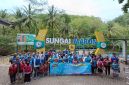 Rombongan wisatawan berfoto bersama di depan tugu wisata Sungai Maron. Fasilitas pendukung wisata ini merupakan salah satu  infrastruktur yang dibangun PLN Nusantara Power UP Pacitan dengan memanfaatkan FABA dari PLTU Pacitan.