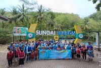 Rombongan wisatawan berfoto bersama di depan tugu wisata Sungai Maron. Fasilitas pendukung wisata ini merupakan salah satu  infrastruktur yang dibangun PLN Nusantara Power UP Pacitan dengan memanfaatkan FABA dari PLTU Pacitan.