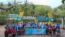 Rombongan wisatawan berfoto bersama di depan tugu wisata Sungai Maron. Fasilitas pendukung wisata ini merupakan salah satu  infrastruktur yang dibangun PLN Nusantara Power UP Pacitan dengan memanfaatkan FABA dari PLTU Pacitan.
