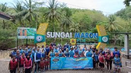 Rombongan wisatawan berfoto bersama di depan tugu wisata Sungai Maron. Fasilitas pendukung wisata ini merupakan salah satu  infrastruktur yang dibangun PLN Nusantara Power UP Pacitan dengan memanfaatkan FABA dari PLTU Pacitan.