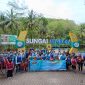 Rombongan wisatawan berfoto bersama di depan tugu wisata Sungai Maron. Fasilitas pendukung wisata ini merupakan salah satu  infrastruktur yang dibangun PLN Nusantara Power UP Pacitan dengan memanfaatkan FABA dari PLTU Pacitan.