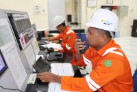 Sementara tim PLN di lapangan melakukan pemulihan, petugas pengatur beban melakukan manuver beban untuk mengurangi dampak gangguan di masyarakat.