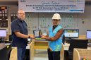 Operation Division Head Sumberdaya Sewatama Temmy Hanafi (kiri) dan Vice President O&M Planning and Control PLN Nusantara Power Yudhy Bhagaskara (kanan) saat simbolis serah terima PLTMG Arun Peaker. PLN Nusantara Power akan mengelola PLTMG Arun Peaker untuk menunjang kebutuhan listrik di wilayah Aceh dan sekitarnya.