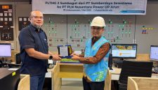 Operation Division Head Sumberdaya Sewatama Temmy Hanafi (kiri) dan Vice President O&M Planning and Control PLN Nusantara Power Yudhy Bhagaskara (kanan) saat simbolis serah terima PLTMG Arun Peaker. PLN Nusantara Power akan mengelola PLTMG Arun Peaker untuk menunjang kebutuhan listrik di wilayah Aceh dan sekitarnya.