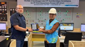 Operation Division Head Sumberdaya Sewatama Temmy Hanafi (kiri) dan Vice President O&M Planning and Control PLN Nusantara Power Yudhy Bhagaskara (kanan) saat simbolis serah terima PLTMG Arun Peaker. PLN Nusantara Power akan mengelola PLTMG Arun Peaker untuk menunjang kebutuhan listrik di wilayah Aceh dan sekitarnya.