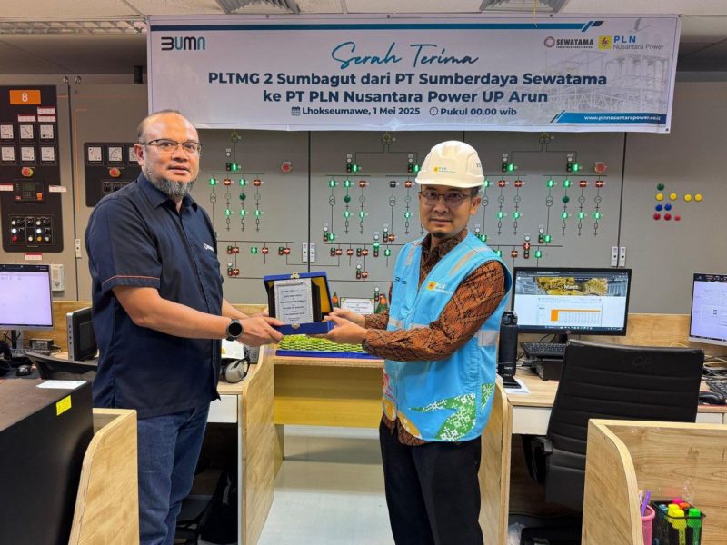 Operation Division Head Sumberdaya Sewatama Temmy Hanafi (kiri) dan Vice President O&M Planning and Control PLN Nusantara Power Yudhy Bhagaskara (kanan) saat simbolis serah terima PLTMG Arun Peaker. PLN Nusantara Power akan mengelola PLTMG Arun Peaker untuk menunjang kebutuhan listrik di wilayah Aceh dan sekitarnya.