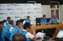 Direktur Utama PLN Darmawan Prasodjo (tengah) ketika memimpin langsung rapat pemulihan sistem kelistrikan Bali di PLTDG Pesanggaran pada Sabtu pagi (3/5).