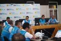 Direktur Utama PLN Darmawan Prasodjo (tengah) ketika memimpin langsung rapat pemulihan sistem kelistrikan Bali di PLTDG Pesanggaran pada Sabtu pagi (3/5).