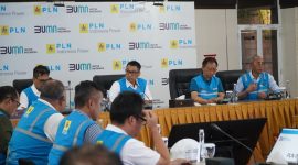 Direktur Utama PLN Darmawan Prasodjo (tengah) ketika memimpin langsung rapat pemulihan sistem kelistrikan Bali di PLTDG Pesanggaran pada Sabtu pagi (3/5).