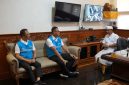 Direktur Utama PLN, Darmawan Prasodjo (kedua dari kanan), didampingi Direktur Distribusi PLN, Adi Priyanto (kiri) mengunjungi RSUP Prof. dr. I.G.N.G. Ngoerah, Denpasar, pada Sabtu (3/5) untuk memastikan layanan kesehatan berjalan normal pasca gangguan kelistrikan di Bali dan menyampaikan permohonan maaf secara langsung kepada Direktur Utama RSUP Prof. dr. I.G.N.G. Ngoerah, dr. I Wayan Sudana, M.Kes (kanan) atas ketidaknyamanan yang ditimbulkan.