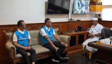 Direktur Utama PLN, Darmawan Prasodjo (kedua dari kanan), didampingi Direktur Distribusi PLN, Adi Priyanto (kiri) mengunjungi RSUP Prof. dr. I.G.N.G. Ngoerah, Denpasar, pada Sabtu (3/5) untuk memastikan layanan kesehatan berjalan normal pasca gangguan kelistrikan di Bali dan menyampaikan permohonan maaf secara langsung kepada Direktur Utama RSUP Prof. dr. I.G.N.G. Ngoerah, dr. I Wayan Sudana, M.Kes (kanan) atas ketidaknyamanan yang ditimbulkan.