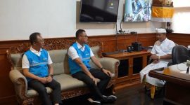 Direktur Utama PLN, Darmawan Prasodjo (kedua dari kanan), didampingi Direktur Distribusi PLN, Adi Priyanto (kiri) mengunjungi RSUP Prof. dr. I.G.N.G. Ngoerah, Denpasar, pada Sabtu (3/5) untuk memastikan layanan kesehatan berjalan normal pasca gangguan kelistrikan di Bali dan menyampaikan permohonan maaf secara langsung kepada Direktur Utama RSUP Prof. dr. I.G.N.G. Ngoerah, dr. I Wayan Sudana, M.Kes (kanan) atas ketidaknyamanan yang ditimbulkan.