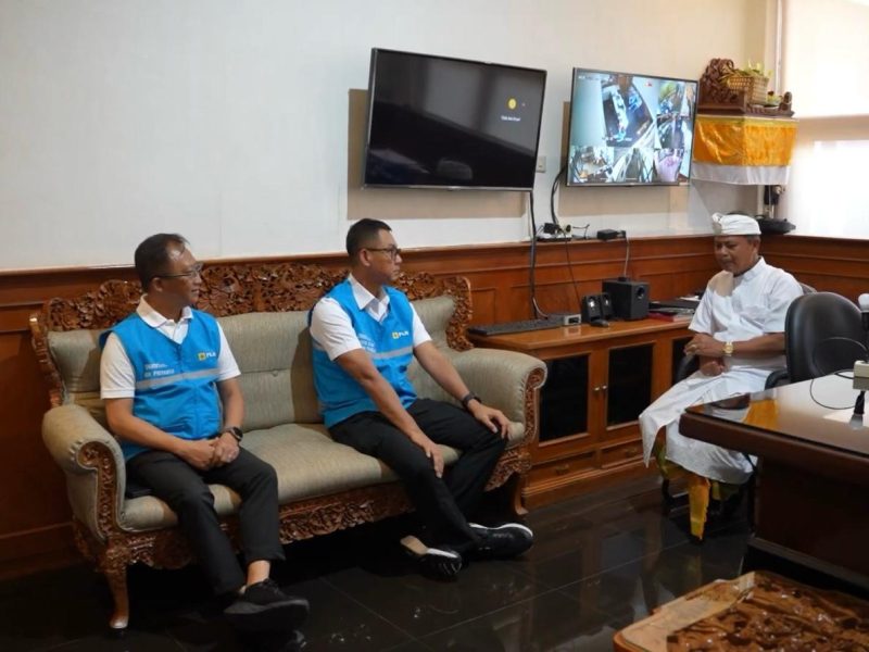 Direktur Utama PLN, Darmawan Prasodjo (kedua dari kanan), didampingi Direktur Distribusi PLN, Adi Priyanto (kiri) mengunjungi RSUP Prof. dr. I.G.N.G. Ngoerah, Denpasar, pada Sabtu (3/5) untuk memastikan layanan kesehatan berjalan normal pasca gangguan kelistrikan di Bali dan menyampaikan permohonan maaf secara langsung kepada Direktur Utama RSUP Prof. dr. I.G.N.G. Ngoerah, dr. I Wayan Sudana, M.Kes (kanan) atas ketidaknyamanan yang ditimbulkan.