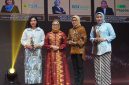 Endang Astharanti (kiri) menerima Apresiasi Woman as Business Leaders yang diserahkan oleh Menteri Pemberdayaan Perempuan dan Perlindungan Anak RI Arifatul Choiri Fauzi (kedua dari kiri), bersama den gan para penerima penghargaan lain.