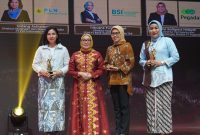 Endang Astharanti (kiri) menerima Apresiasi Woman as Business Leaders yang diserahkan oleh Menteri Pemberdayaan Perempuan dan Perlindungan Anak RI Arifatul Choiri Fauzi (kedua dari kiri), bersama den gan para penerima penghargaan lain.