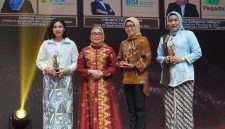 Endang Astharanti (kiri) menerima Apresiasi Woman as Business Leaders yang diserahkan oleh Menteri Pemberdayaan Perempuan dan Perlindungan Anak RI Arifatul Choiri Fauzi (kedua dari kiri), bersama den gan para penerima penghargaan lain.