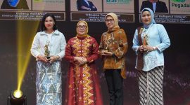 Endang Astharanti (kiri) menerima Apresiasi Woman as Business Leaders yang diserahkan oleh Menteri Pemberdayaan Perempuan dan Perlindungan Anak RI Arifatul Choiri Fauzi (kedua dari kiri), bersama den gan para penerima penghargaan lain.