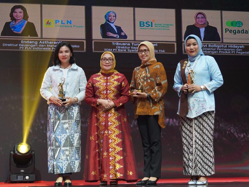 Endang Astharanti (kiri) menerima Apresiasi Woman as Business Leaders yang diserahkan oleh Menteri Pemberdayaan Perempuan dan Perlindungan Anak RI Arifatul Choiri Fauzi (kedua dari kiri), bersama den gan para penerima penghargaan lain.