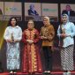 Endang Astharanti (kiri) menerima Apresiasi Woman as Business Leaders yang diserahkan oleh Menteri Pemberdayaan Perempuan dan Perlindungan Anak RI Arifatul Choiri Fauzi (kedua dari kiri), bersama den gan para penerima penghargaan lain.