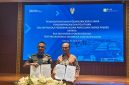 Asisten Teritorial Kasad, Mayjen TNI Joko Hadi Susilo, S.I.P dan Direktur Operasi Pembangkit Batu Bara PLN Nusantara Power, Rachmanoe Indarto menunjukkan naskah surat perjanjian kerja sama  terkait pendampingan serta pelatihan pengujian energi primer yang baru saja  ditandatangani pada Rabu (30/4) di Jakata.