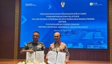 Asisten Teritorial Kasad, Mayjen TNI Joko Hadi Susilo, S.I.P dan Direktur Operasi Pembangkit Batu Bara PLN Nusantara Power, Rachmanoe Indarto menunjukkan naskah surat perjanjian kerja sama  terkait pendampingan serta pelatihan pengujian energi primer yang baru saja  ditandatangani pada Rabu (30/4) di Jakata.