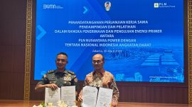 Asisten Teritorial Kasad, Mayjen TNI Joko Hadi Susilo, S.I.P dan Direktur Operasi Pembangkit Batu Bara PLN Nusantara Power, Rachmanoe Indarto menunjukkan naskah surat perjanjian kerja sama  terkait pendampingan serta pelatihan pengujian energi primer yang baru saja  ditandatangani pada Rabu (30/4) di Jakata.