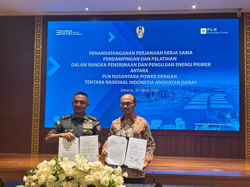 Asisten Teritorial Kasad, Mayjen TNI Joko Hadi Susilo, S.I.P dan Direktur Operasi Pembangkit Batu Bara PLN Nusantara Power, Rachmanoe Indarto menunjukkan naskah surat perjanjian kerja sama  terkait pendampingan serta pelatihan pengujian energi primer yang baru saja  ditandatangani pada Rabu (30/4) di Jakata.