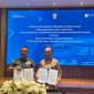 Asisten Teritorial Kasad, Mayjen TNI Joko Hadi Susilo, S.I.P dan Direktur Operasi Pembangkit Batu Bara PLN Nusantara Power, Rachmanoe Indarto menunjukkan naskah surat perjanjian kerja sama  terkait pendampingan serta pelatihan pengujian energi primer yang baru saja  ditandatangani pada Rabu (30/4) di Jakata.
