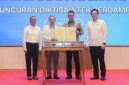 Direktur Utama PLN, Darmawan Prasodjo (kedua dari kanan) bersama Sekretaris Jenderal Kementerian Pendidikan Tinggi, Sains, dan Teknologi, Togar Mangihut Simatupang (kedua dari kiri) melakukan penandatanganan MoU mengenai Kerja Sama Riset dan Pengembangan di Bidang Ketenagalistrikan di sela peluncuran program 