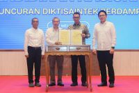 Direktur Utama PLN, Darmawan Prasodjo (kedua dari kanan) bersama Sekretaris Jenderal Kementerian Pendidikan Tinggi, Sains, dan Teknologi, Togar Mangihut Simatupang (kedua dari kiri) melakukan penandatanganan MoU mengenai Kerja Sama Riset dan Pengembangan di Bidang Ketenagalistrikan di sela peluncuran program 