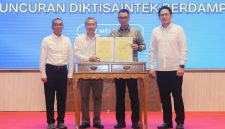 Direktur Utama PLN, Darmawan Prasodjo (kedua dari kanan) bersama Sekretaris Jenderal Kementerian Pendidikan Tinggi, Sains, dan Teknologi, Togar Mangihut Simatupang (kedua dari kiri) melakukan penandatanganan MoU mengenai Kerja Sama Riset dan Pengembangan di Bidang Ketenagalistrikan di sela peluncuran program 
