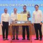 Direktur Utama PLN, Darmawan Prasodjo (kedua dari kanan) bersama Sekretaris Jenderal Kementerian Pendidikan Tinggi, Sains, dan Teknologi, Togar Mangihut Simatupang (kedua dari kiri) melakukan penandatanganan MoU mengenai Kerja Sama Riset dan Pengembangan di Bidang Ketenagalistrikan di sela peluncuran program 