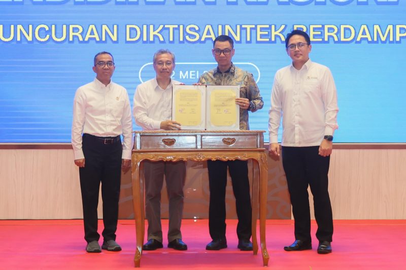 Direktur Utama PLN, Darmawan Prasodjo (kedua dari kanan) bersama Sekretaris Jenderal Kementerian Pendidikan Tinggi, Sains, dan Teknologi, Togar Mangihut Simatupang (kedua dari kiri) melakukan penandatanganan MoU mengenai Kerja Sama Riset dan Pengembangan di Bidang Ketenagalistrikan di sela peluncuran program 