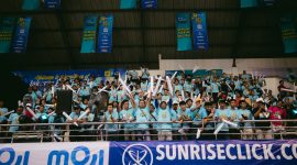 Suasana riuh supporter Jakarta Electric PLN menggema di GOR Sritex, Solo, Sabtu (3/5). Membawa energi positif yang membakar semangat para tim dalam pertandingan Final Four PLN Mobile Proliga 2025. ( foto Ist )